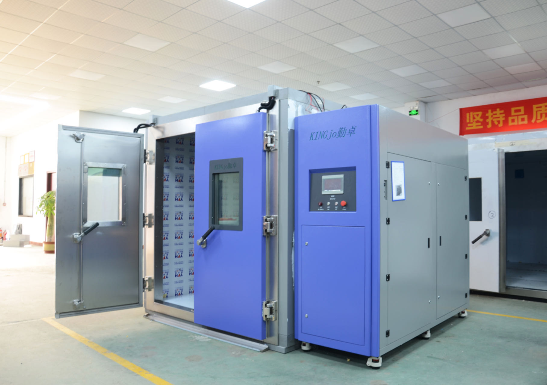 高低溫步入式環(huán)境試驗(yàn)箱一體式與分體式對(duì)比分析（2025版）